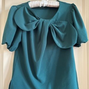 7th Ave Design Studio green bow front top, XS, sits at hip, wrinkle free fabric